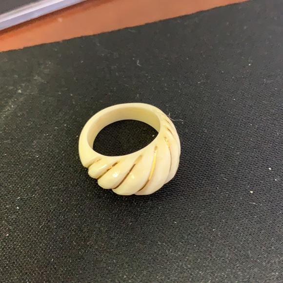 White Ring with 14kt yellow gold inlay - Picture 2 of 3